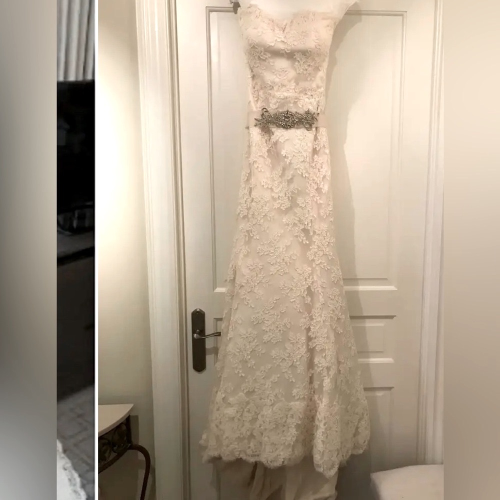 Vera Wang Lace Strapless Wedding Gown - Picture 2 of 10